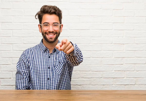 Giovane Uomo Caucasico Seduto Allegro Sorridente Che Punta Verso Fronte — Foto Stock