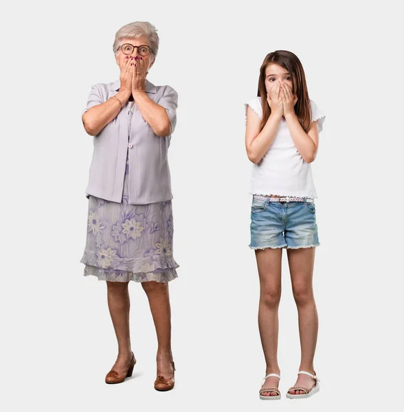 高齢者の女性と彼女の孫娘非常に怖がって 恐れて 苦しみの叫び 何かと目を開けて 絶望的な狂気の概念の完全なボディ — ストック写真