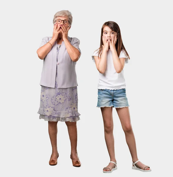 Full Body Elderly Lady Her Granddaughter Surprised Shocked Looking Wide — Stock Photo, Image