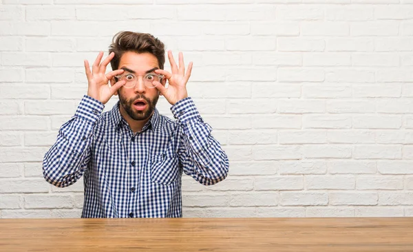 Young Caucasian Man Sitting Surprised Shocked Looking Wide Eyes Excited — Stock Photo, Image