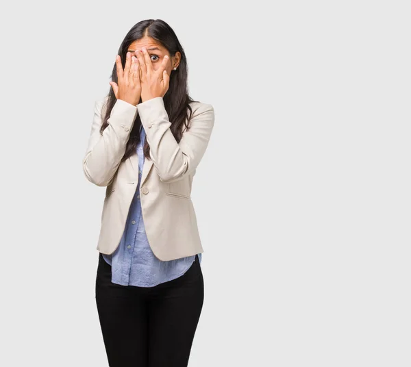 Jonge Indiase Zakenvrouw Bezorgd Bang — Stockfoto