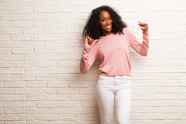 Jonge Zwarte Vrouw Met Vliegtuig Model Trots Vol Vertrouwen Vinger — Stockfoto