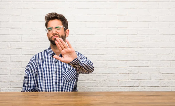 Joven Hombre Caucásico Sentado Serio Decidido Poniendo Mano Frente Detener — Foto de Stock