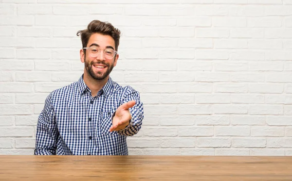 Beyaz delikanlı oturan birisi veya el hareketi yardımcı olmak için selamlıyorum uzanarak, mutlu ve heyecanlı
