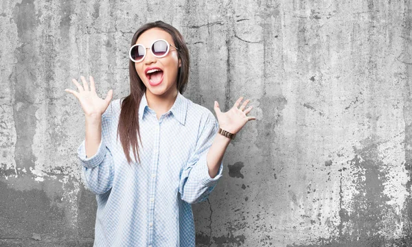 gri arka plan üzerinde sürpriz Asyalı kadın