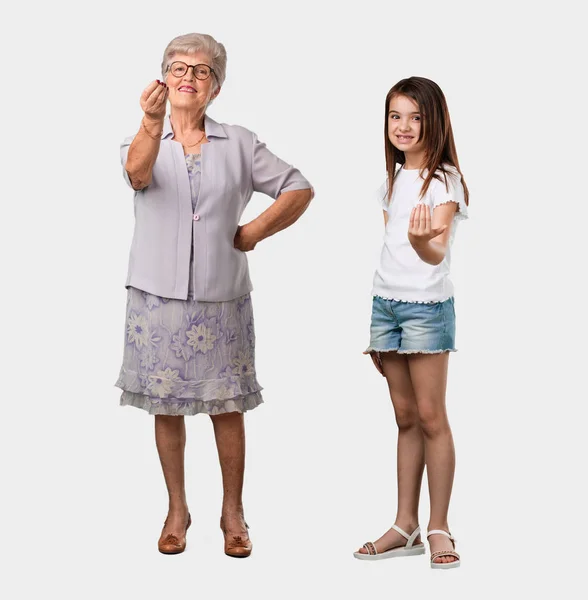 全身体的老太太和她的孙女邀请来 自信和微笑作出手势与手 积极和友好 — 图库照片