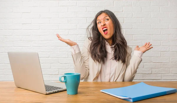 Junge Indische Frau Büro Verrückt Und Verzweifelt Außer Kontrolle Schreiend — Stockfoto