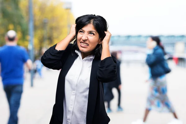 Latina Mulher Negócios Esticando Cabelo — Fotografia de Stock