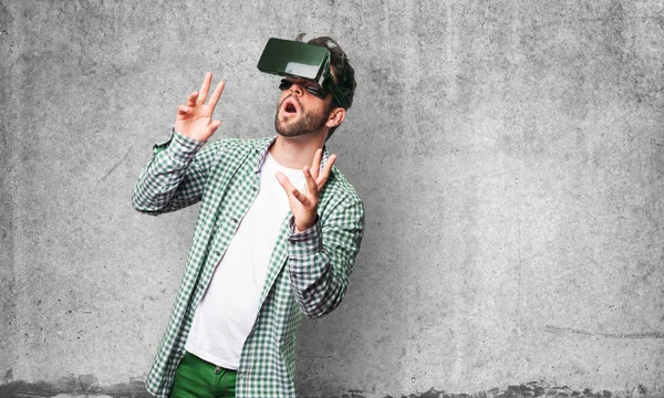 Jovem Vestindo Óculos Realidade Virtual Contra Fundo Grunge — Fotografia de Stock