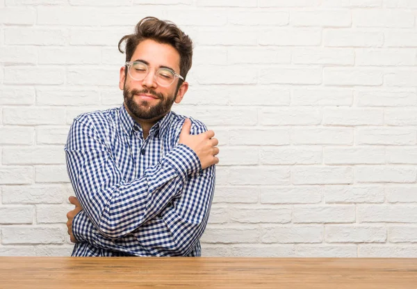 Unga Kaukasiska Man Sittande Stolt Och Självsäker Pekande Fingrar Exempel — Stockfoto