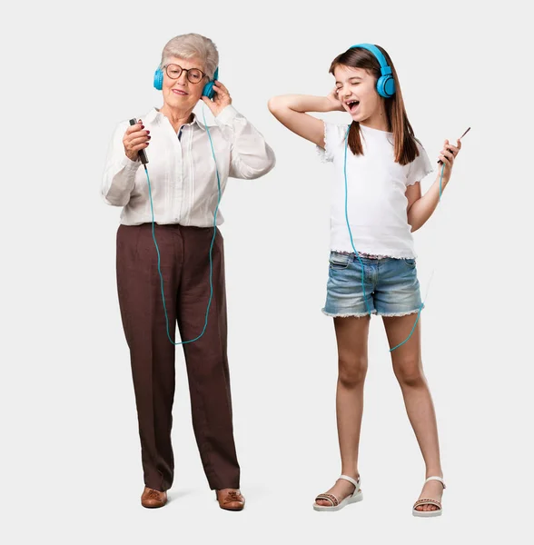 Cuerpo Completo Una Anciana Nieta Feliz Divertida Escuchando Música Auriculares — Foto de Stock