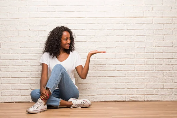 Giovane Donna Nera Seduta Pavimento Legno Con Oggetto Immaginario Con — Foto Stock