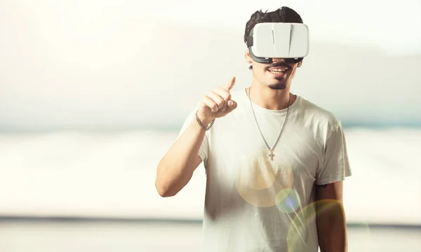Joven Rapero Hombre Emocionado Entretenido Jugando Con Gafas Realidad Virtual —  Fotos de Stock
