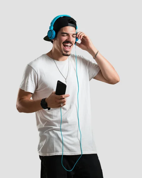 Jovem Rapper Homem Feliz Divertido Ouvir Música Fones Ouvido Modernos — Fotografia de Stock