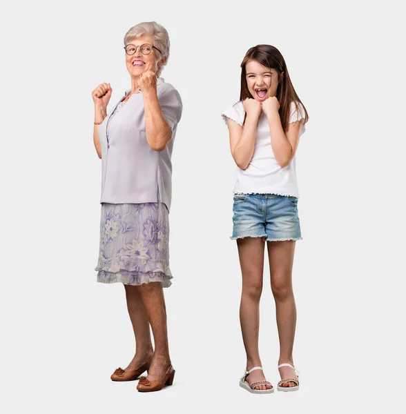 整个身体的老太太和她的孙女非常高兴和兴奋 举起双臂 庆祝胜利或成功 赢得彩票 — 图库照片