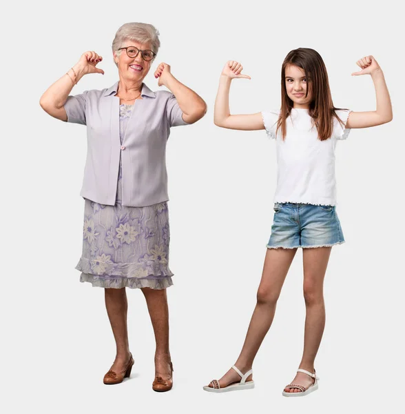 Cuerpo Completo Una Anciana Nieta Orgullosas Confiadas Señalando Con Dedo —  Fotos de Stock