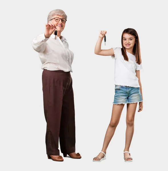 Ganzkörper Einer Älteren Dame Und Ihrer Enkelin Glücklich Und Lächelnd — Stockfoto