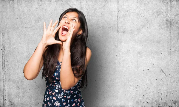 Latin Woman Shouting Grey Background — Stock Photo, Image
