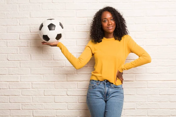 Giovane Donna Nera Che Tiene Palla Calcio Qualcosa Con Mani — Foto Stock