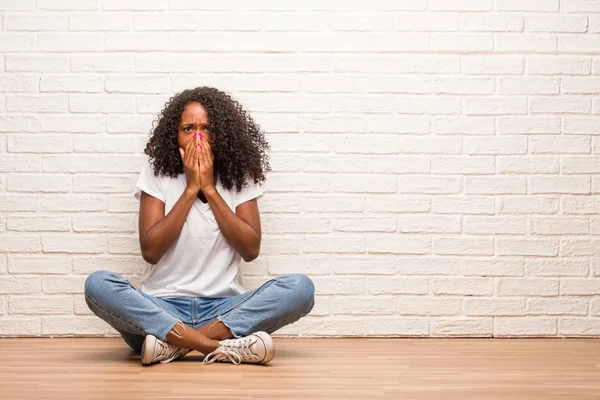 Mladá Černá Žena Sedí Dřevěné Podlaze Velmi Strach Strach Proti — Stock fotografie