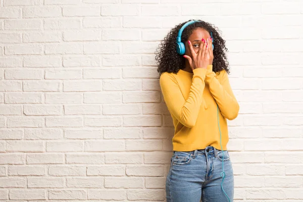 Jovem Negra Fones Ouvido Sente Preocupada Assustada Olhando Cobrindo Cara — Fotografia de Stock