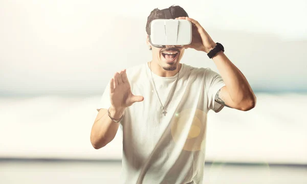 Joven Rapero Hombre Emocionado Entretenido Jugando Con Gafas Realidad Virtual —  Fotos de Stock