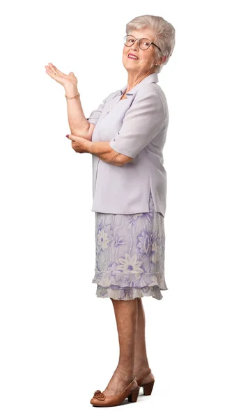 Całego Ciała Starszy Kobieta Trzyma Coś Rękami Wyświetlono Produktu Uśmiechnięty — Zdjęcie stockowe