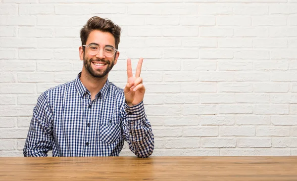 Kaukasische Jongeman Zitten Leuke Gelukkig Positieve Natuurlijke Doen Een Gebaar — Stockfoto