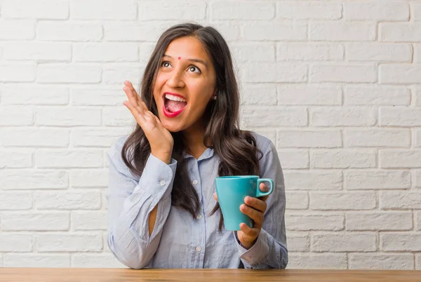 Jeune Femme Indienne Surprise Choquée Regardant Avec Des Yeux Larges — Photo