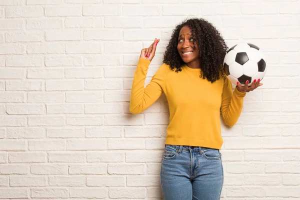 Νεαρή Μαύρη Γυναίκα Μπάλα Ποδοσφαίρου Που Διασχίζουν Δάχτυλά Του Επιθυμεί — Φωτογραφία Αρχείου