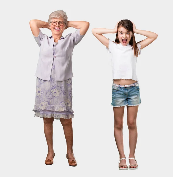 Ganzkörper Einer Älteren Dame Und Ihrer Enkelin Überrascht Und Schockiert — Stockfoto