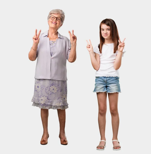 Ganzkörper Einer Älteren Dame Und Ihrer Enkelin Lustig Und Glücklich — Stockfoto