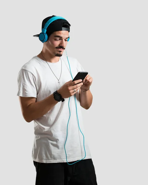 Jovem Rapper Relaxado Concentrado Ouvindo Música Com Seu Celular Sentindo — Fotografia de Stock