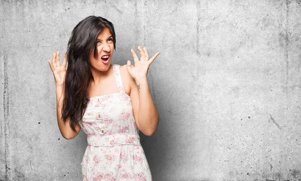 Angry Latin Woman Grey Background — Stock Photo, Image