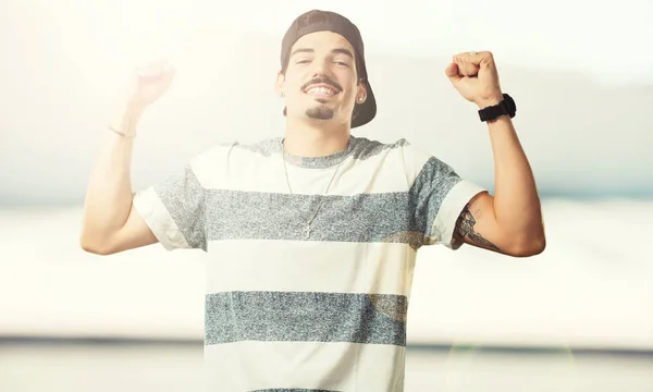 Joven Rapero Hombre Muy Feliz Emocionado Levantando Brazos Celebrando Una — Foto de Stock