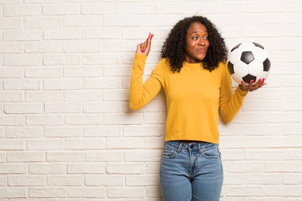Jonge Zwarte Vrouw Met Voetbal Crossing Zijn Vingers Wil Gelukkig — Stockfoto
