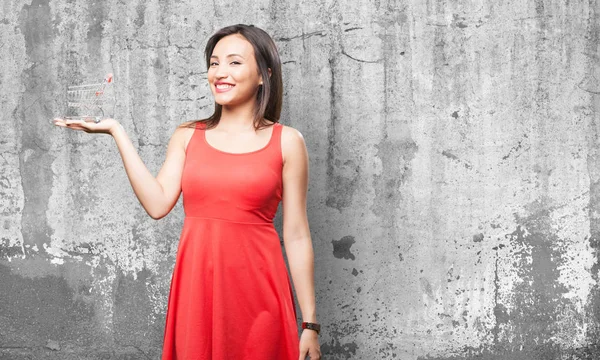 Asiatin Roten Kleid Mit Einkaufswagen Vor Grauem Grunge Hintergrund — Stockfoto