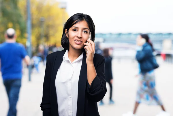 拉丁商业妇女谈论移动电话 — 图库照片
