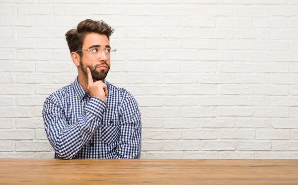 Joven Caucásico Hombre Dudando Confundido — Foto de Stock