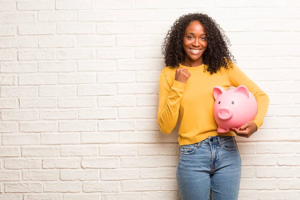 Jovem Mulher Negra Com Mealheiro Muito Feliz Animado Levantando Braço — Fotografia de Stock