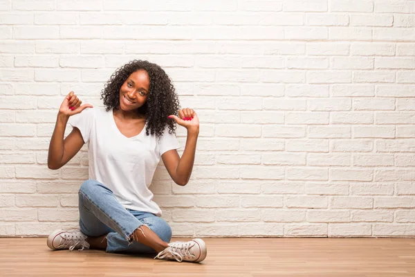 Giovane Donna Nera Seduta Pavimento Legno Orgoglioso Fiducioso Puntando Dito — Foto Stock