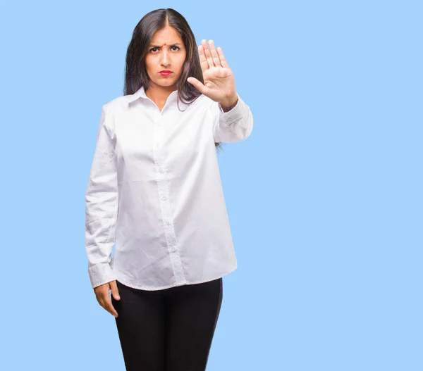 Retrato Una Joven India Poniendo Mano Frente — Foto de Stock