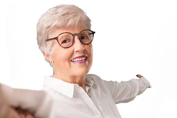 Całego Ciała Starszy Kobieta Uśmiechnięta Szczęśliwa Biorąc Selfie Trzymając Aparat — Zdjęcie stockowe