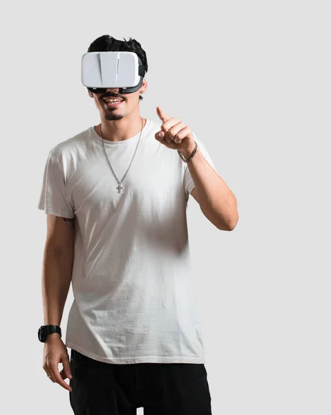 Jovem Rapper Homem Animado Entretido Brincando Com Óculos Realidade Virtual — Fotografia de Stock