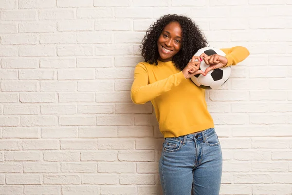 Jovem Mulher Negra Com Bola Futebol Fazendo Coração Com Mãos — Fotografia de Stock