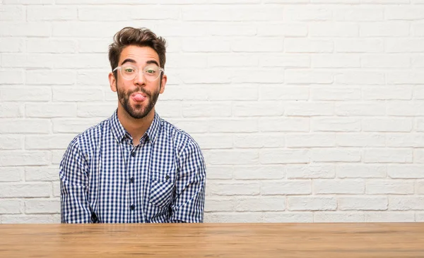 Jonge Kaukasische Man Zit Expressie Van Vertrouwen Emotie Leuk Vriendelijk — Stockfoto