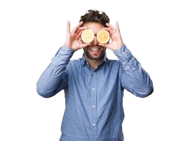 Joven Cubriéndose Los Ojos Con Limones Aislados Sobre Fondo Blanco — Foto de Stock