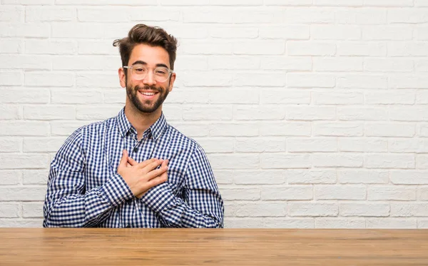 Giovane Uomo Caucasico Seduto Fare Gesto Romantico Innamorato Qualcuno Mostrando — Foto Stock