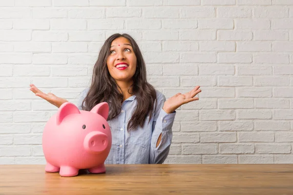 Mujer India Joven Riendo Divirtiéndose Estar Relajado Alegre Siente Seguro — Foto de Stock