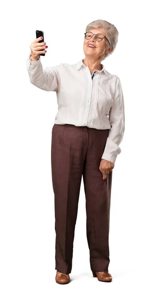 Donna Anziana Corpo Pieno Fiducioso Allegro Prendendo Selfie Guardando Cellulare — Foto Stock